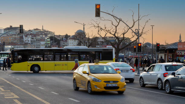 黄色いタクシー、イスタンブールのカドゥキョイ広場、ibbが建てたトイレ、iettが停車し、休日の前に混雑した人々のグループ。 - accident taxi driving tourist ストックフォトと画像