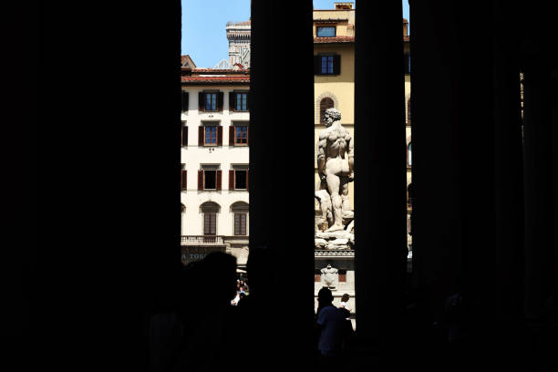 statues of hercules and cacus by baccio bandinelli, in the piazza della signoria, florence, italy as viewed through silhouetted pillars - cacus imagens e fotografias de stock