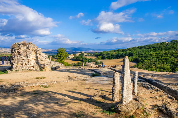 roman baths in bagno vignoni, val d'orcia - tuscany - vignoni imagens e fotografias de stock