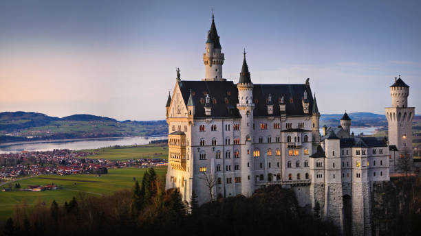 ドイツ, バイエルン州, 23.12.2014.上から夕暮れ時のノイシュヴァンシュタイン城。 - neuschwanstein ストックフォトと画像