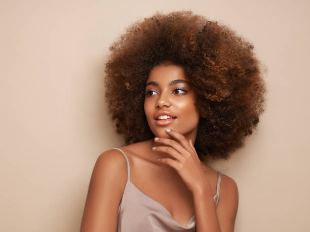 schönheitsporträt eines afroamerikanischen mädchens mit afro-haaren - hairstyle long hair curly hair women stock-fotos und bilder