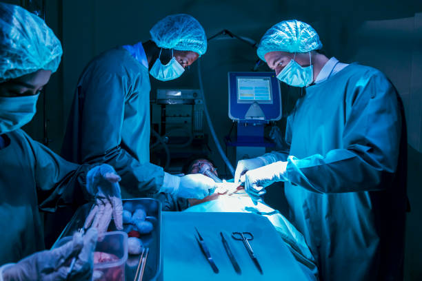 une équipe de médecins chirurgiens effectue une opération de chirurgie cardiaque pour un patient d’un donneur d’organes afin de sauver plus de vie dans la salle de chirurgie d’urgence - grafted photos et images de collection
