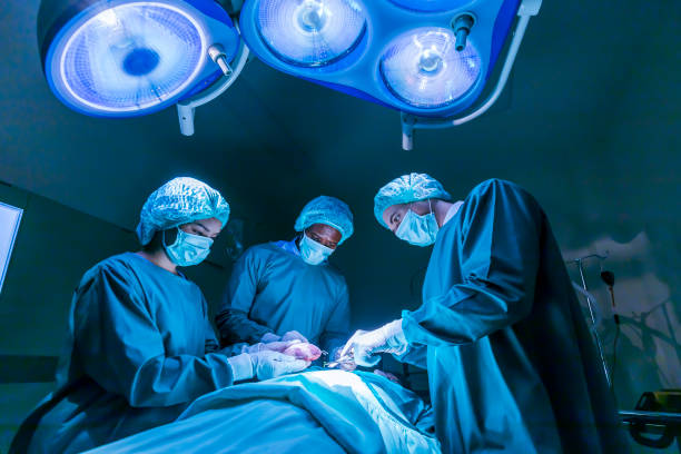 ein team von chirurgischen ärzten führt eine herzoperation für den patienten vom organspender durch, um mehr leben in der notaufnahme zu retten - herzoperation stock-fotos und bilder