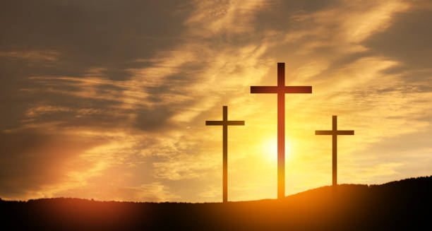 cruz cristiana en la colina al aire libre al amanecer. resurrección de jesús. - easter praying cross cross shape fotografías e imágenes de stock
