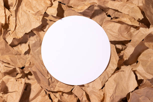 maqueta de círculo blanco en blanco en trozos de papel artesanal marrón rasgado - paper craft brown wrinkled fotografías e imágenes de stock