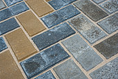 pflasterplatten-in-verschiedenen-farben-