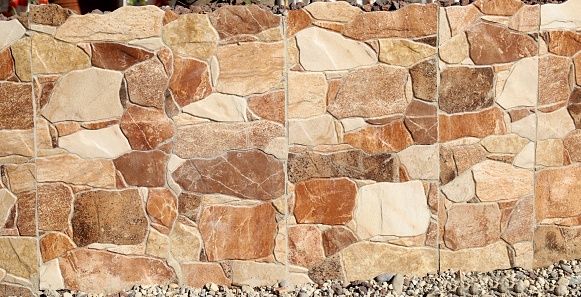 Muro circundante de gres de gres con efecto piedra. Los colores son blancos y diferentes tonos de marrón. Fondo y textura. photo