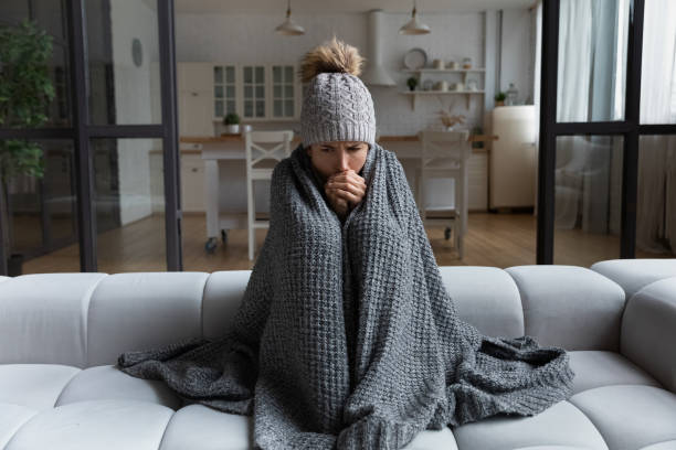 latina female shiver at freezing flat in warm cap blanket - 傷風和感冒 圖片 個照片及圖片檔