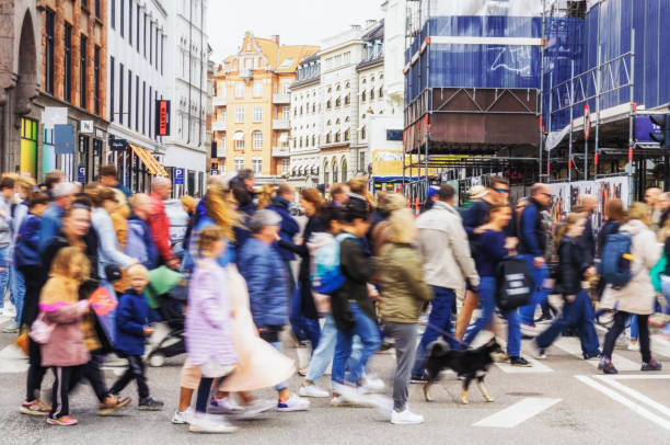 ruchliwe przejście dla pieszych w kopenhadze - crosswalk crowd activity long exposure zdjęcia i obrazy z banku zdjęć