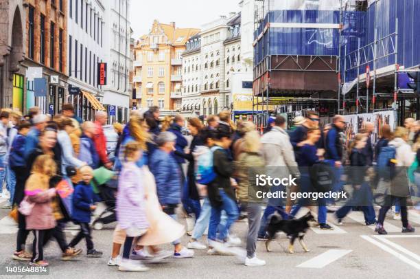 ทางม้าลายไม่ว่างในโคเปนเฮเกน ภาพสต็อก - ดาวน์โหลดรูปภาพตอนนี้ - ประเทศเดนมาร์ก, บุคคล - มนุษย์, ฝูงชน - กลุ่มชน