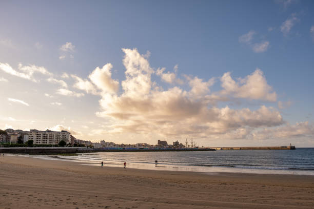 istock Low tide on the beach at sunset 1405658174