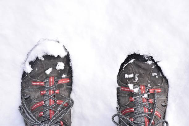 feet in hiking boots stepping on the snow. - 1474 imagens e fotografias de stock