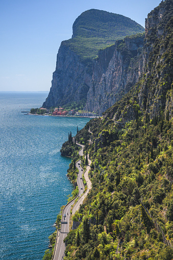 Lado occidental del lago de Garda. Strada della Forra, Tremosine, Limone sul Garda, Lago de Garda, Provincia de Brescia, Lombardía, Italia. photo