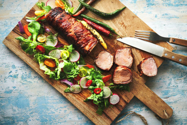 ローストポークファイレット ベーコンとグリーンサラダ - filet mignon steak dinner meat ストックフォトと画像