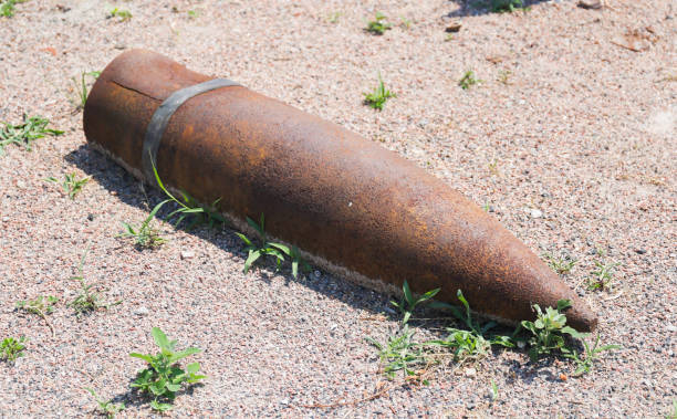 il proiettile di artiglieria giace - exploding mining bomb mine foto e immagini stock