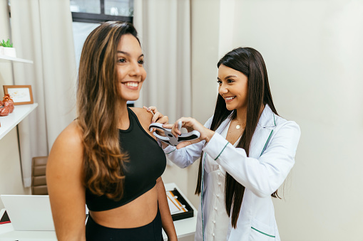 Nutricionista deportiva consulta a la paciente en su clínica photo