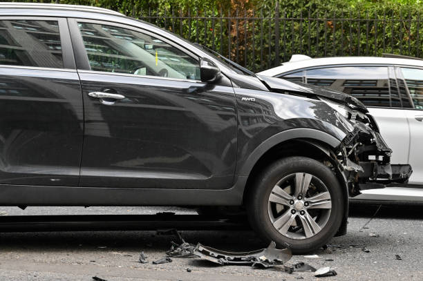 danni all'auto dopo la collisione con un semaforo - car insurance auto accidents accident foto e immagini stock