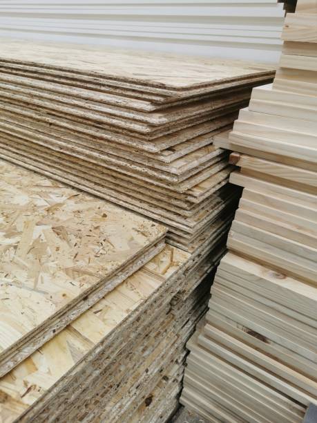 las hojas osb se apilan en una ferretería. el material de construcción, paneles de madera - chipboard fotografías e imágenes de stock