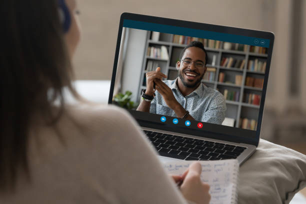 une étudiante au casque faisant un appel vidéo - zoom photos et images de collection