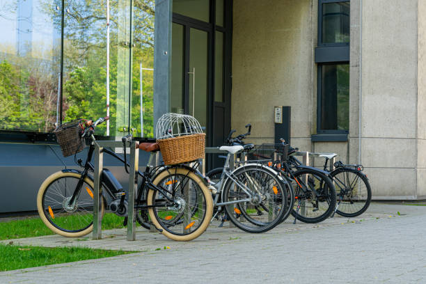 vélos debout près du bâtiment administratif. korb en osier. - parking vélo photos et images de collection