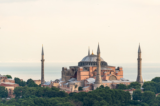 Santa Sofía al atardecer, la antigua catedral y mezquita otomana en Estambul, Turquía photo