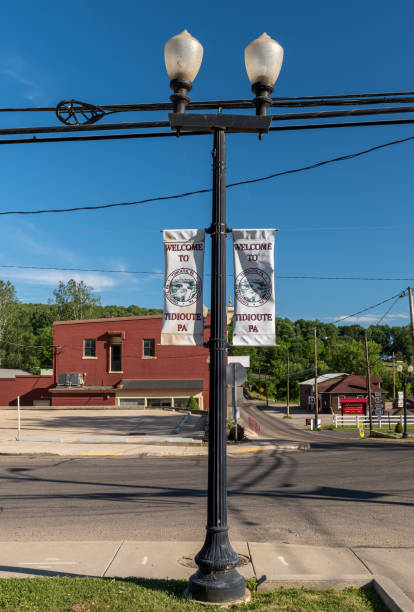 米国ペンシルベニア州ティディウテの電柱に掲げられた2つのティディウテの看板へようこそ - street name sign small town america street street light ストックフォトと画像
