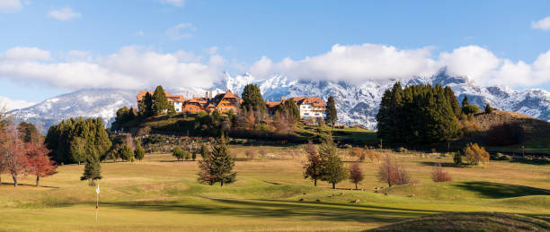 paysages et architectures classiques de bariloche, patagonie, argentine. - powerful owl photos et images de collection