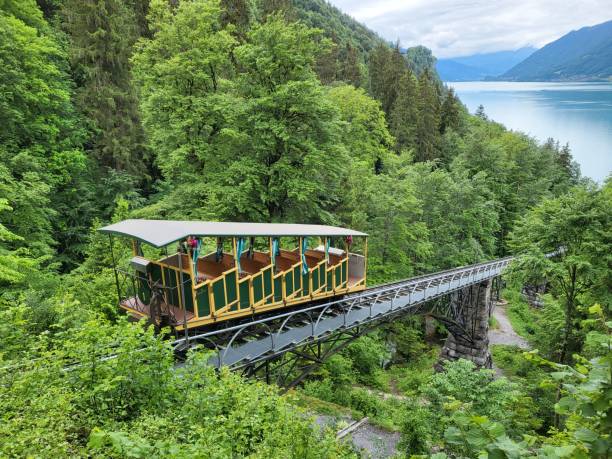 фуникулер, прибывающий на станцию гиссбах от причала озера бриенц. - brienz nature water lake стоковые фото и изображения