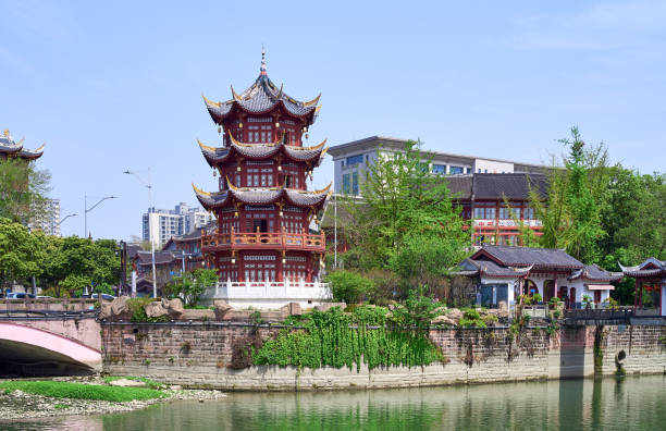 здание саньхуа на дороге цинтай, чэнду, сычуань, китай - chengdu urban scene city life house стоковые фото и изображения