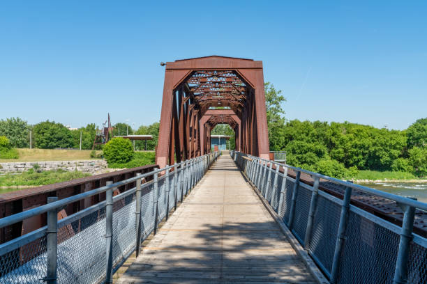 old rail bridge y dique trail en grand river, brantford, canadá - ontario spring bicycle city life fotografías e imágenes de stock