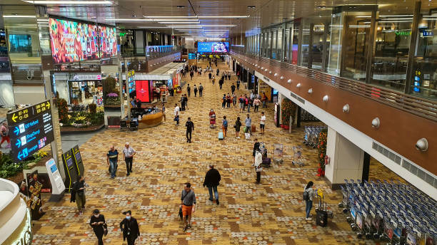 вид изнутри терминала 1 аэропорта чанги в сингапуре. - changi стоковые фото и изображения