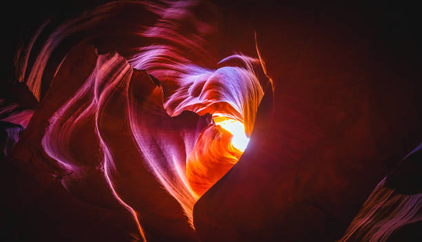 antelope slot canyon 내부의 심장 모양 - 앤텔롭 협곡 뉴스 사진 이미지