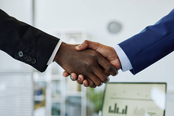 partner commerciali che stringono la mano nel saluto - handshake human hand business relationship business foto e immagini stock