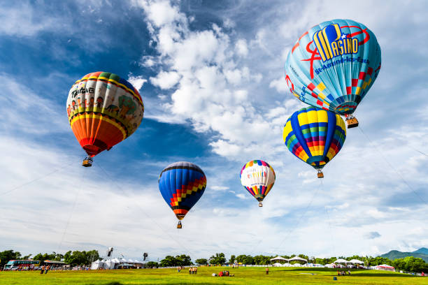 台東のluye高原での台湾国際バルーンフェスティバル。 - ballooning festival ストックフォトと画像