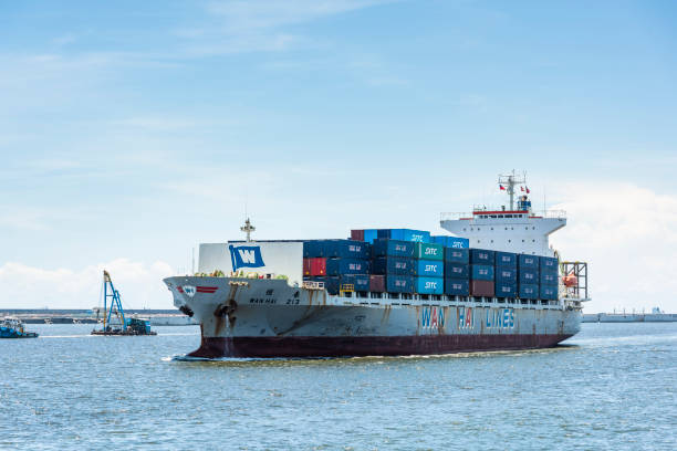primo piano della nave portacontainer nel porto di kaohsiung, taiwan. - passenger ship ferry crane harbor foto e immagini stock
