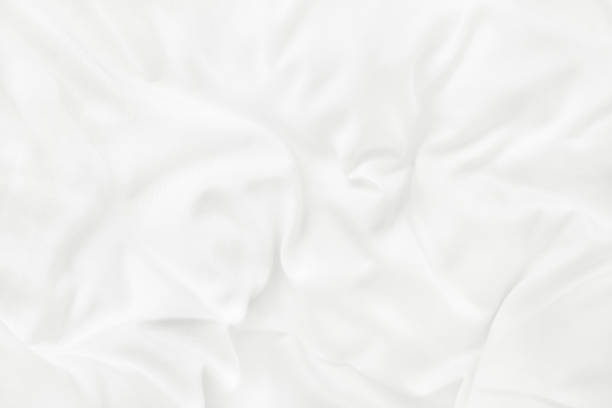 vista de cerca de la sábana blanca y manta arrugada desordenada en el dormitorio después de despertar por la mañana. - colchones fotografías e imágenes de stock