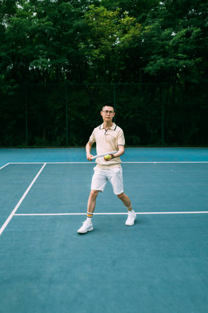 jouer au tennis en asie - tennis asian ethnicity male forehand photos et images de collection