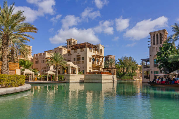 dubái, emiratos árabes unidos: madinat jumeirah resort hotels. - madinat jumeirah hotel fotografías e imágenes de stock