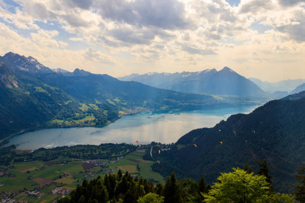 atemberaubende luftaufnahme des thunersees und der schweizer alpen vom aussichtspunkt harder kulm, schweiz - switzerland green thun aerial view stock-fotos und bilder