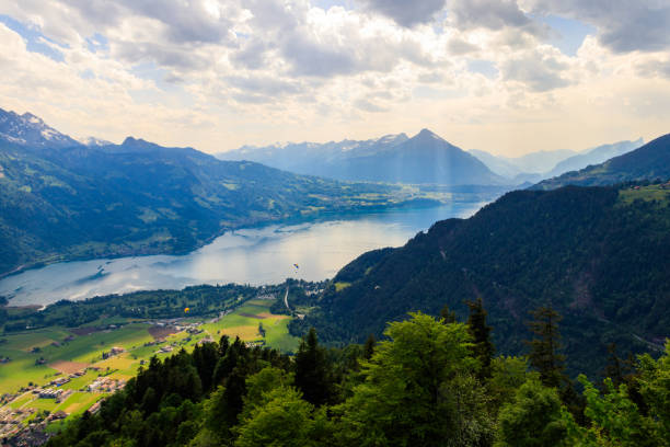 ハーダークルムの視点からのトゥーン湖とスイスアルプスの息をのむような空撮、スイス - berne switzerland thun jungfrau ストックフォトと画像