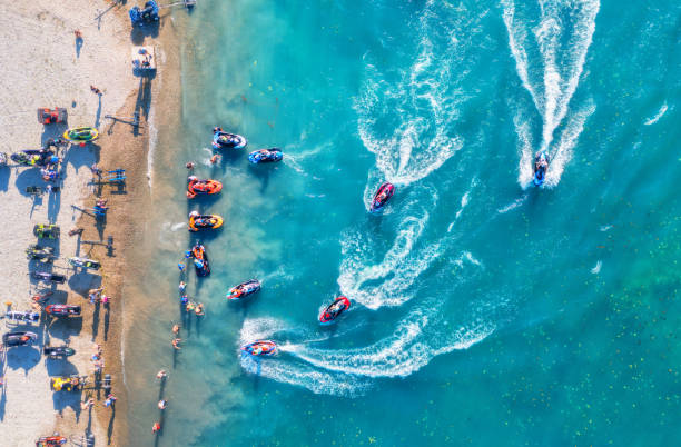 campeonato de aquabike en el lago jarun, zagreb croacia. vista aérea de las motos acuáticas de velocidad en aguas azules claras al atardecer en verano. vista superior desde el dron de lanchas rápidas. raza. patinete de agua - morning croatia blue sea fotografías e imágenes de stock