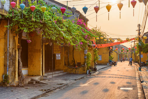 malownicza przytulna ulica ozdobiona jedwabnymi lampionami, wietnam - vietnam hoi an traditional culture travel zdjęcia i obrazy z banku zdjęć