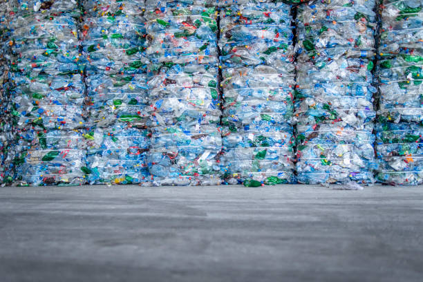 großer haufen pet-plastikflaschen komprimiert und bereit für das recycling. mülltrennung und -sortierung für moderne recyclinganlagen. - compressed can crushed industry stock-fotos und bilder