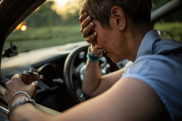 desastre, motorista bêbado ao volante - drunk driving alcohol alcoholism car - fotografias e filmes do acervo