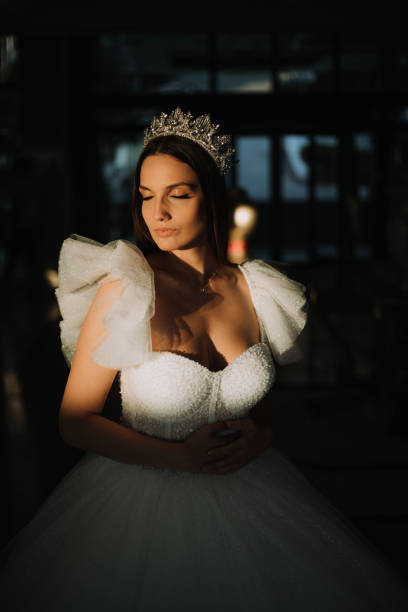 piękna panna młoda pozująca w białej sukience księżniczki z koroną. - women crown princess 20s zdjęcia i obrazy z banku zdjęć