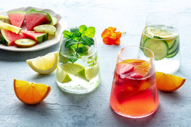 cocktail estivi. bevande fredde con frutta fresca. mocktail sani - watermelon melon fruit juice foto e immagini stock