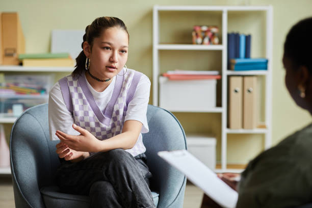 chica hablando de sus problemas al psicólogo - mental health professional psychiatrist therapy teenager fotografías e imágenes de stock