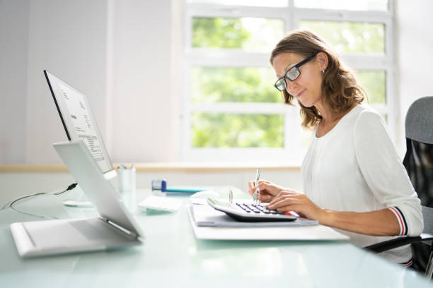 mujer de secretario de contable contable. asesor bancario - empleado de archivo fotografías e imágenes de stock