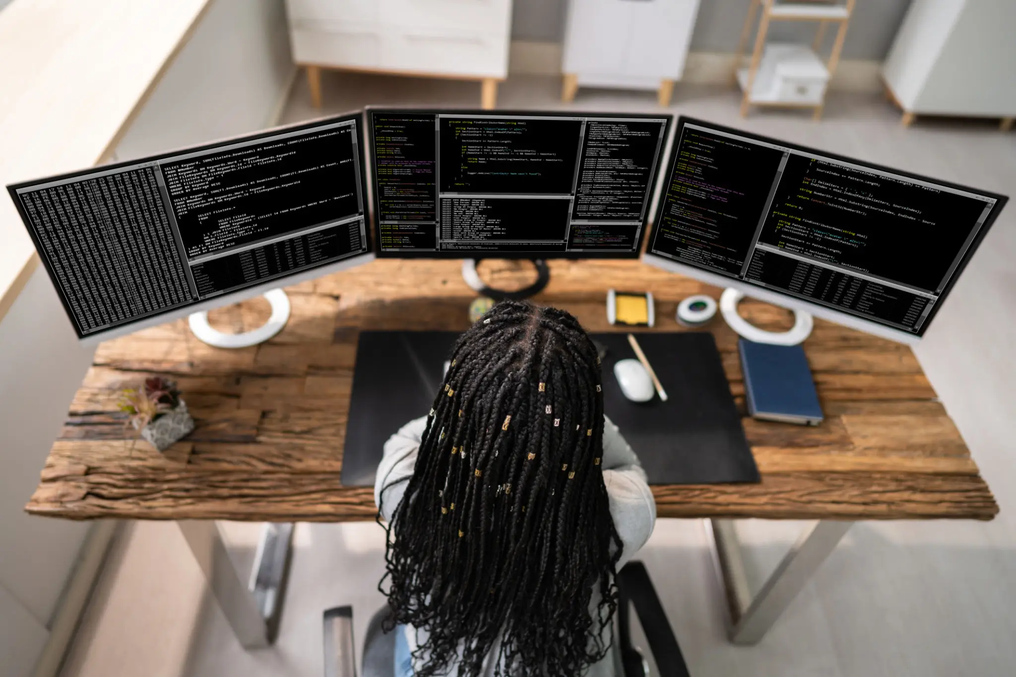 컴퓨터 백엔드 스킬 업그레이드: 비밀 공개! 2 African American Coder Using Computer At Desk