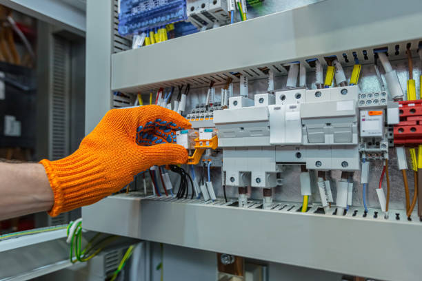 mano de ingeniero eléctrico masculino monta escudos de energía de potencia foto de cerca - panel de control fotografías e imágenes de stock